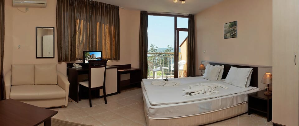 Basic Suite, Balcony, Park View | Desk, iron/ironing board, free WiFi