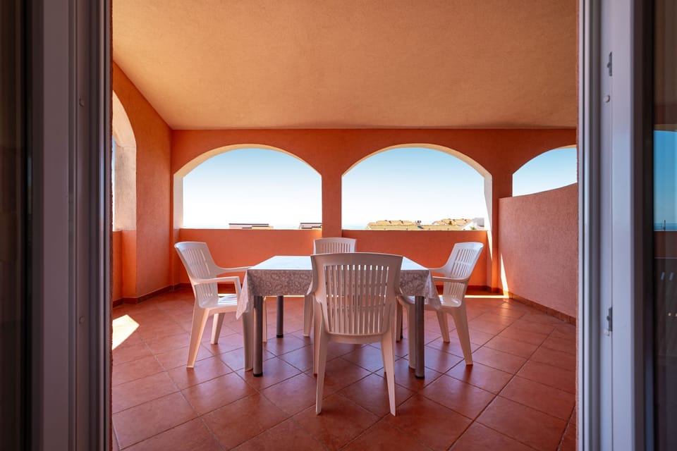 Apartment, 1 Bedroom, Balcony, Garden View | Dining