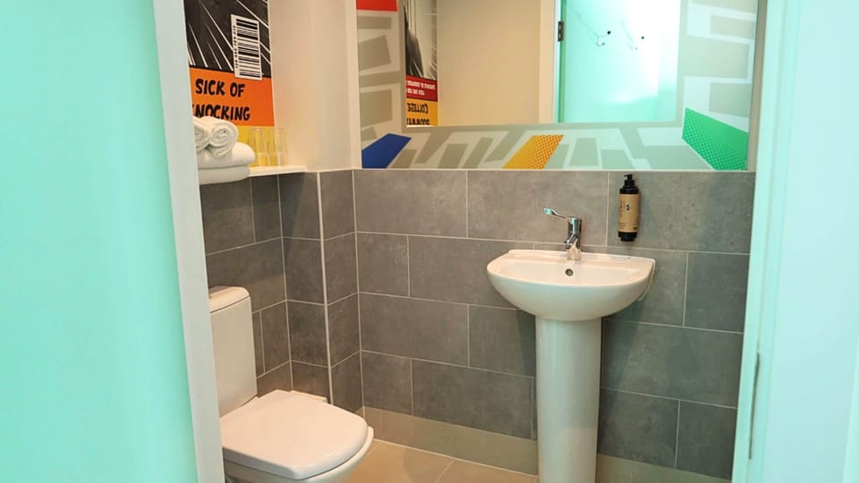 Shower, free toiletries, towels