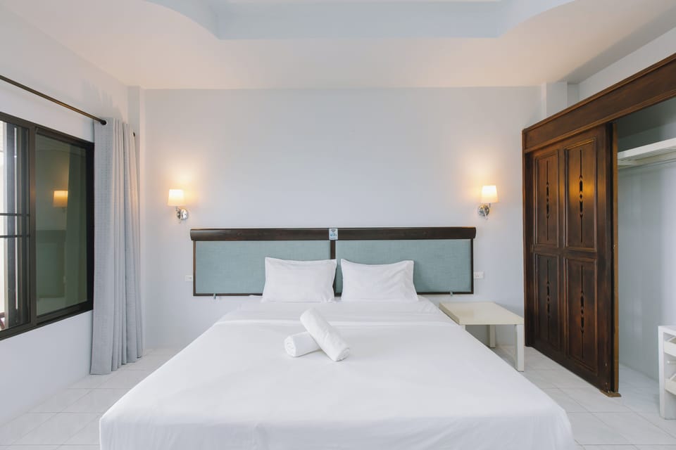 Large Double Room | Laptop workspace, blackout drapes, soundproofing, iron/ironing board