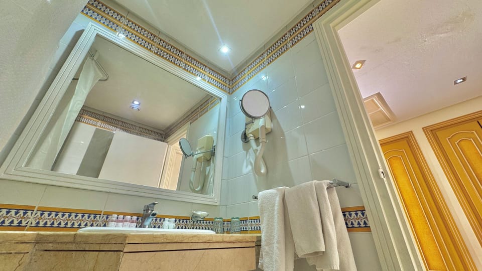 Standard Quadruple Room | Bathroom | Combined shower/tub, hair dryer, towels