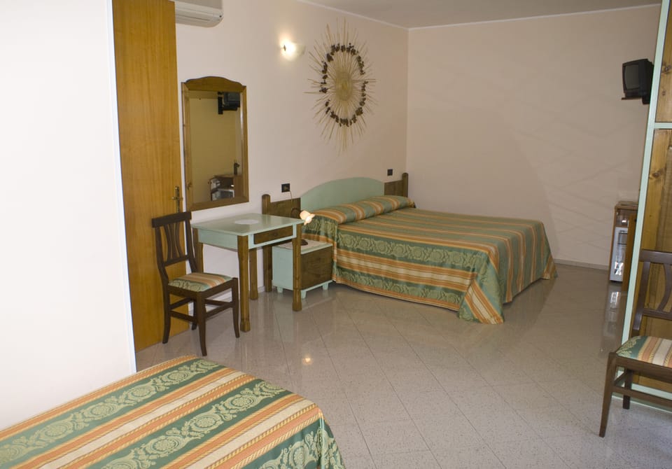 Double Room | Desk, cribs/infant beds, free WiFi