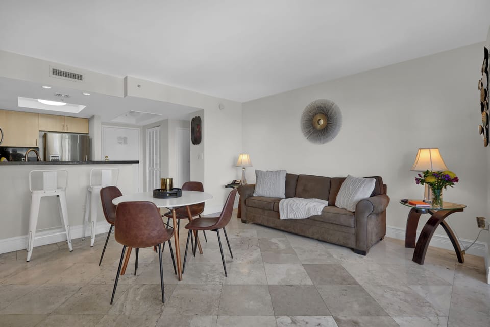 Comfort Condo, 1 King Bed with Sofa bed, Balcony, Ocean View | 1 bedroom, iron/ironing board, free WiFi