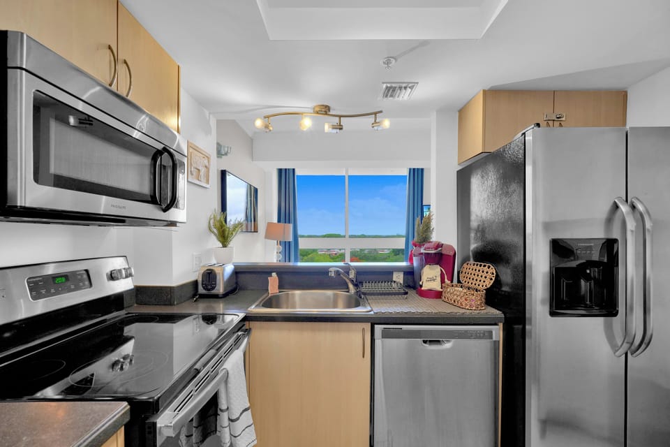 Comfort Condo, 2 Bedrooms, Balcony, Ocean View | Private kitchen
