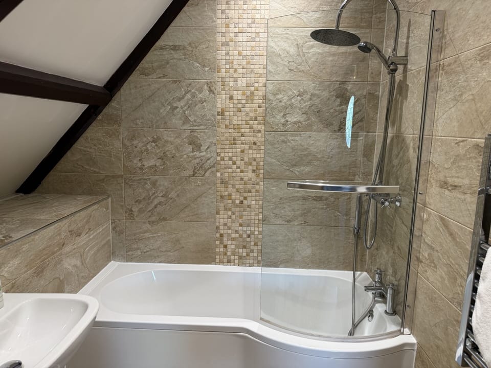 Deluxe Penthouse | Bathroom | Shower, towels