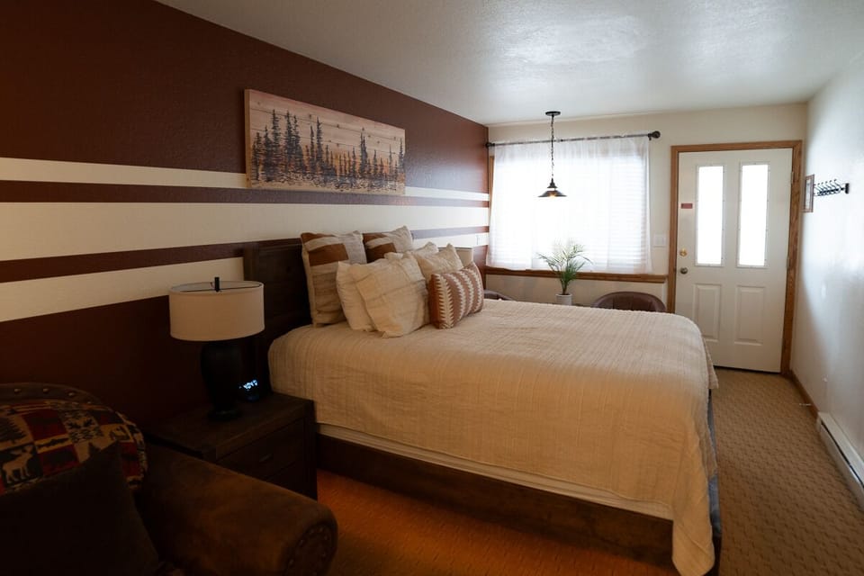 Condo, Multiple Beds, Fireplace, Mountain View (A17) | 3 bedrooms, individually decorated, individually furnished, free WiFi