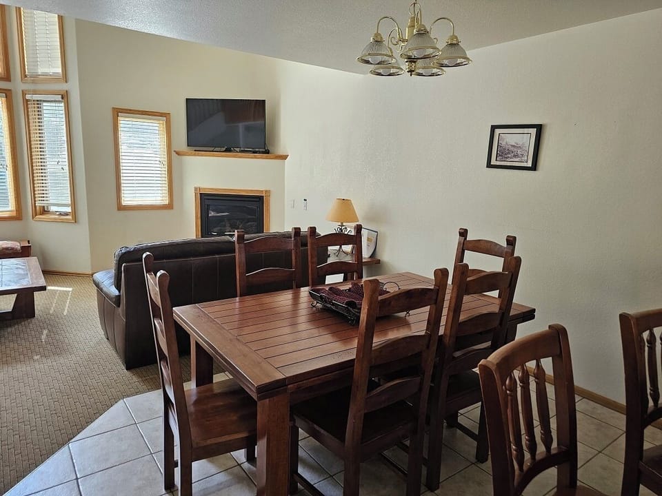 Condo, Multiple Beds, Fireplace, Mountain View (C07) | In-room dining