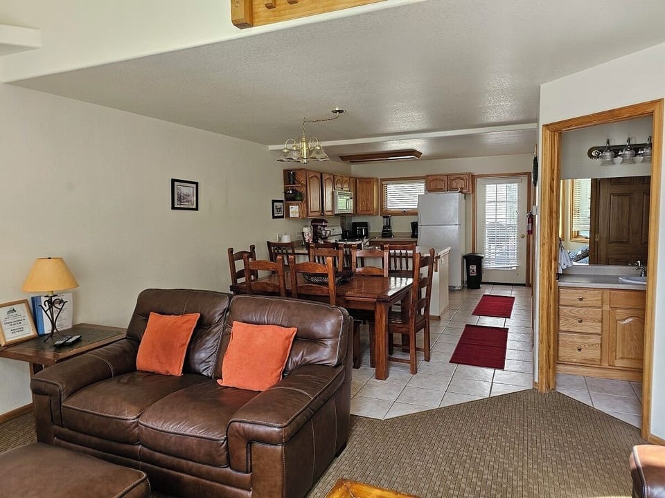Condo, Multiple Beds, Fireplace, Mountain View (C07) | Living area