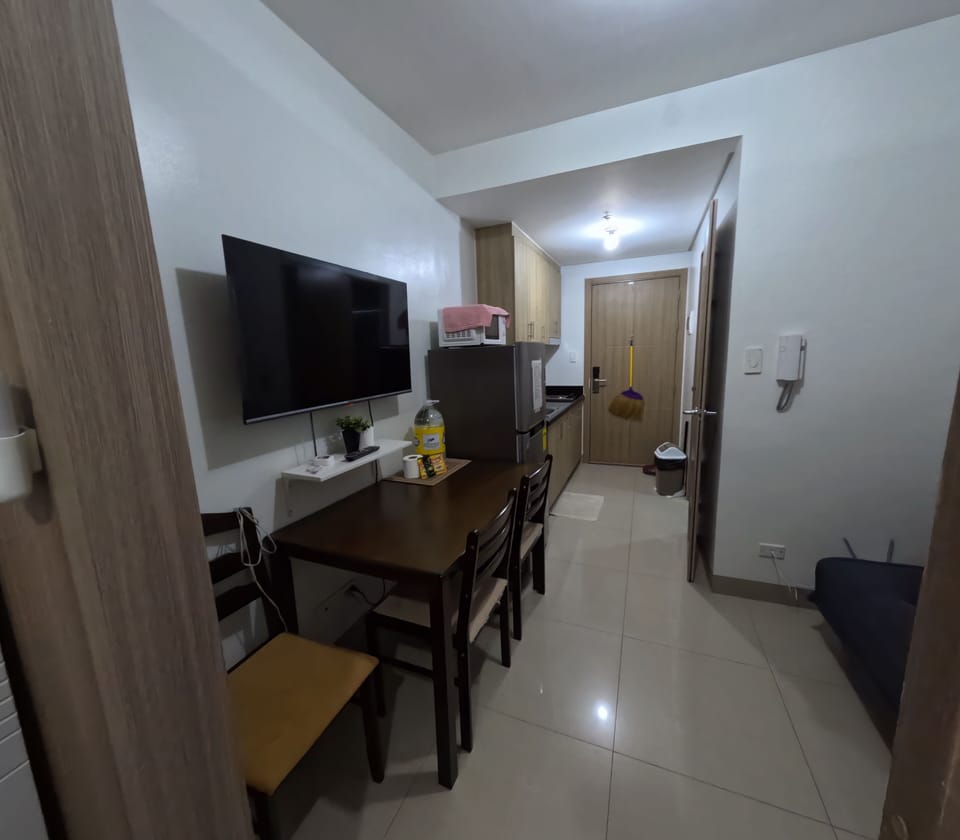 Family Condo, Balcony, City View | Living area | 42-inch Smart TV with satellite channels, fireplace, Netflix
