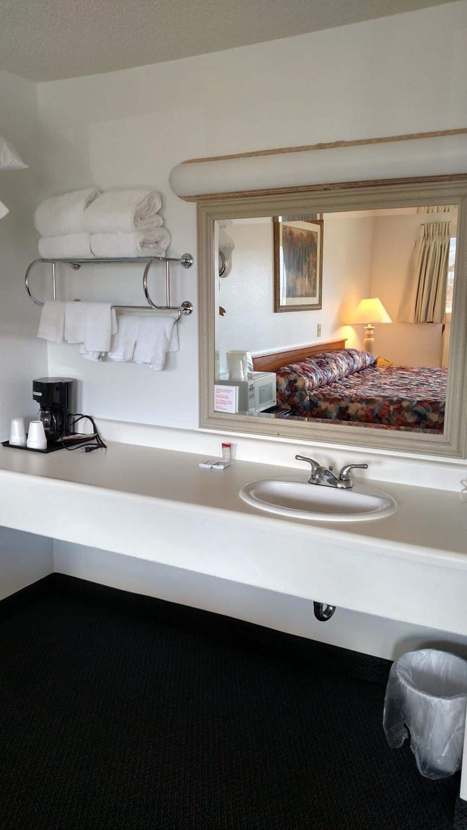 Combined shower/tub, hair dryer, towels