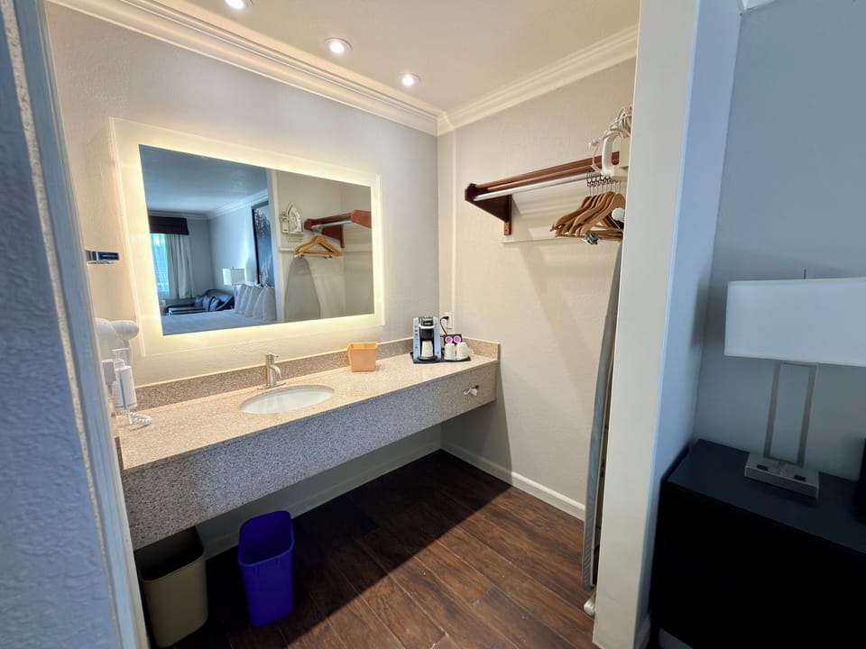 Combined shower/tub, hair dryer, towels