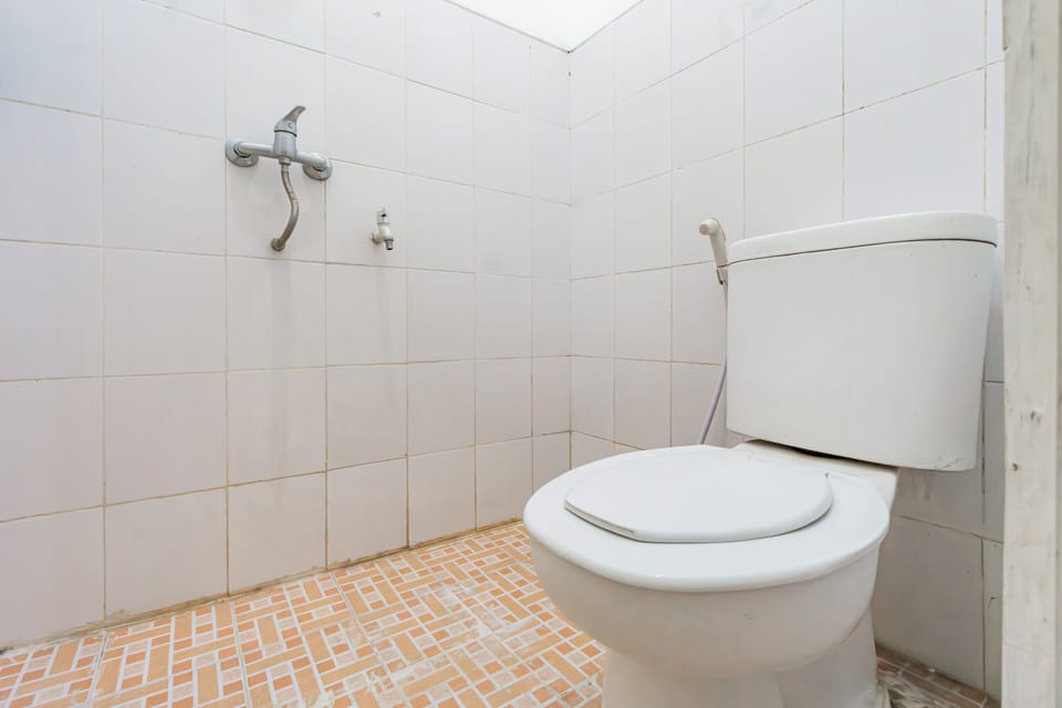 Economy Double Room | Bathroom | Shower, towels, soap