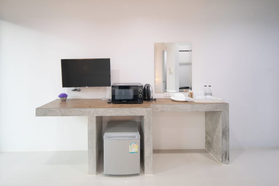 Deluxe Double or Twin Room, Microwave | Soundproofing, iron/ironing board, free WiFi, bed sheets