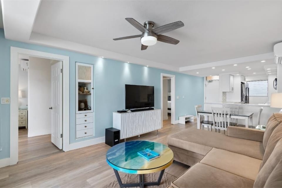 Condo, 2 Bedrooms | Living area