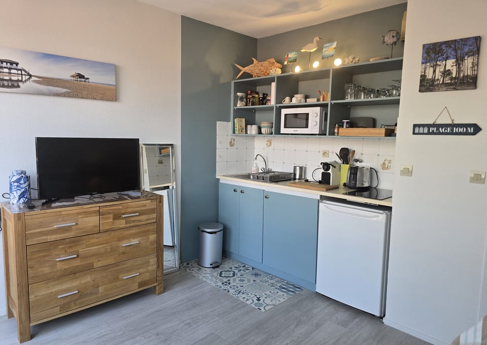 Studio | Private kitchen | Fridge, microwave, stovetop, highchair