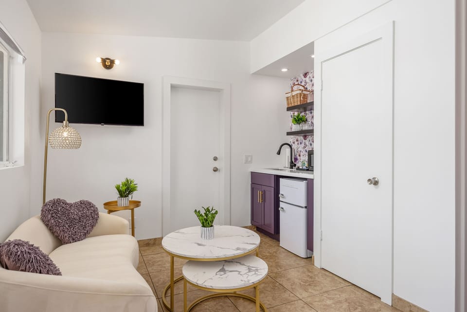 Premium Studio, Ensuite, Pool View (Room 4: The Kate Suite) | Lounge