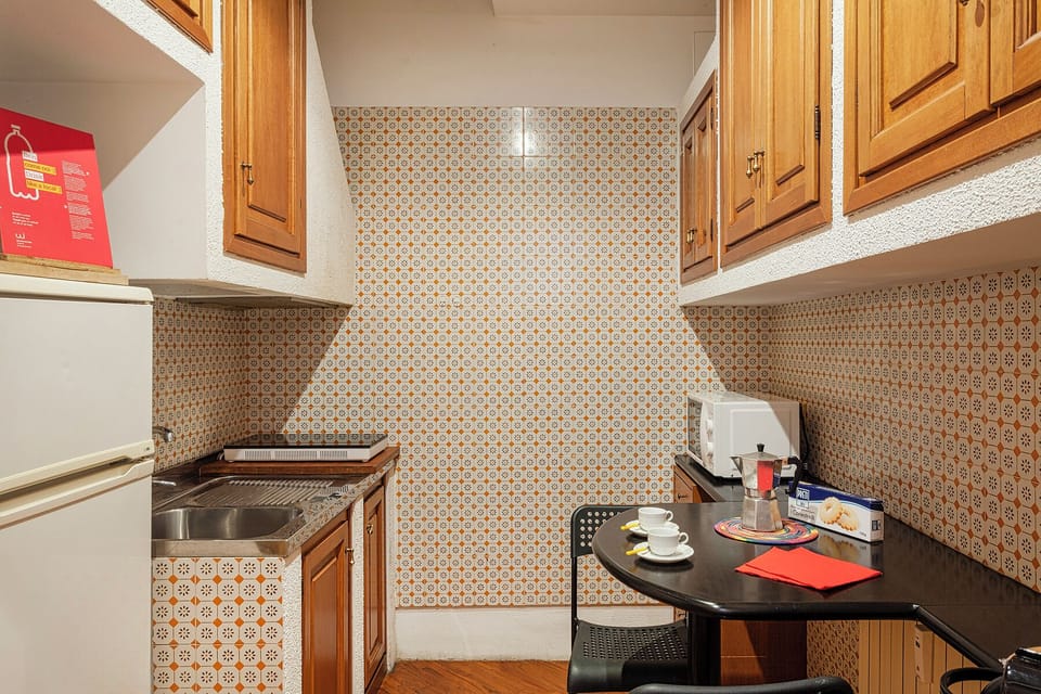 Apartment, Courtyard View | Private kitchen | Electric kettle