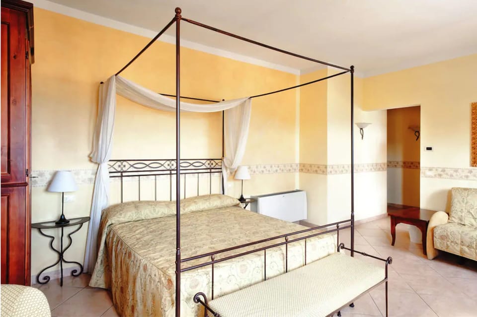 In-room safe, desk, laptop workspace, free WiFi
