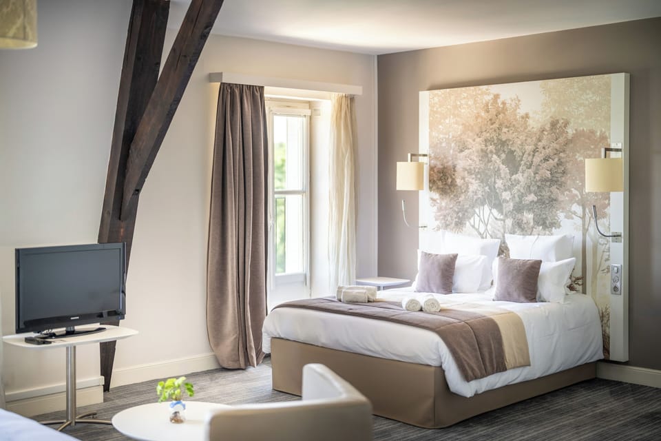 Premium bedding, pillowtop beds, minibar, in-room safe