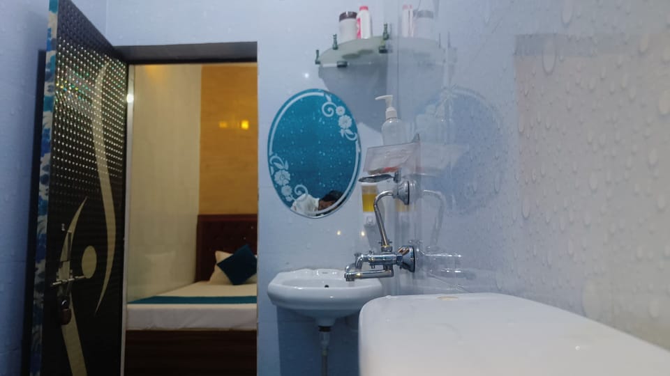 Standard Room, Balcony | Bathroom | Shower, hair dryer, soap