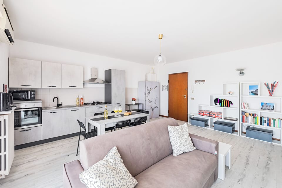 Apartment, Courtyard View | Living area | Flat-screen TV