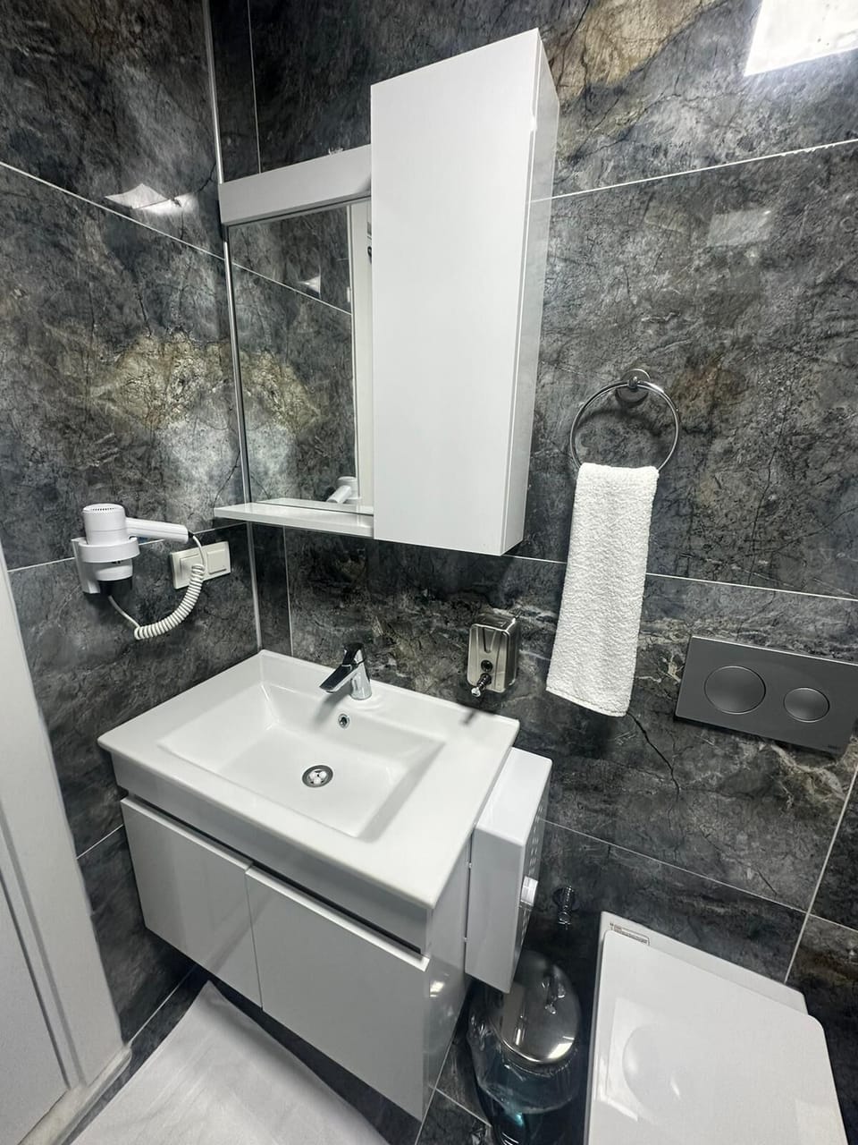Family Room, Courtyard View | Bathroom | Shower, rainfall showerhead, hair dryer, slippers