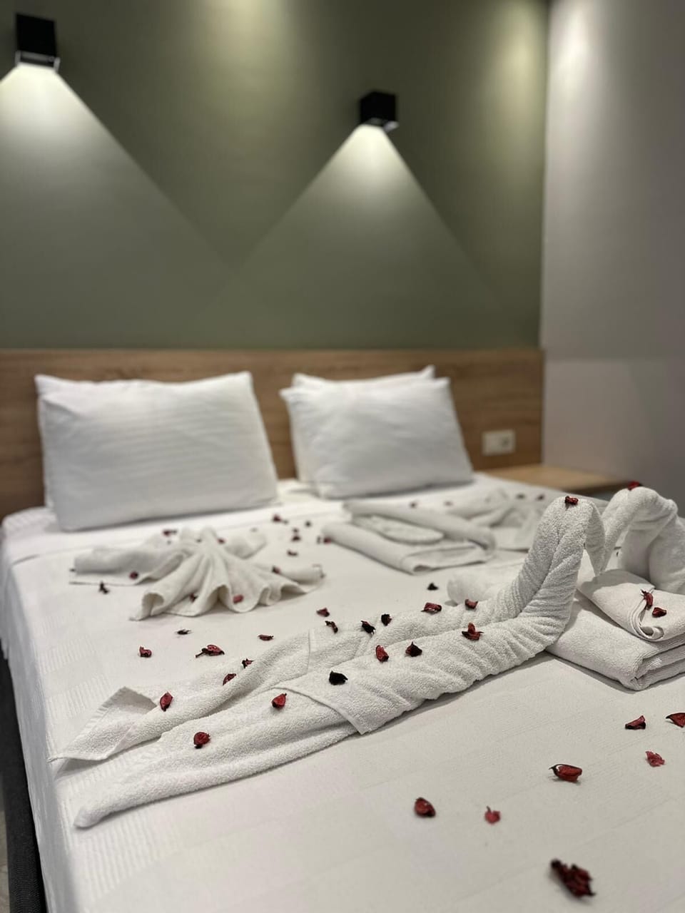 Family Room, Courtyard View | Egyptian cotton sheets, premium bedding, down comforters, desk