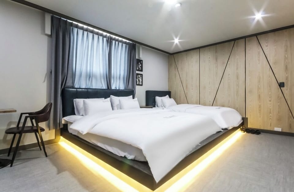 Family Room | Blackout drapes, WiFi (free), bed sheets