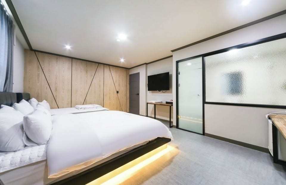 Family Room | Blackout drapes, WiFi (free), bed sheets