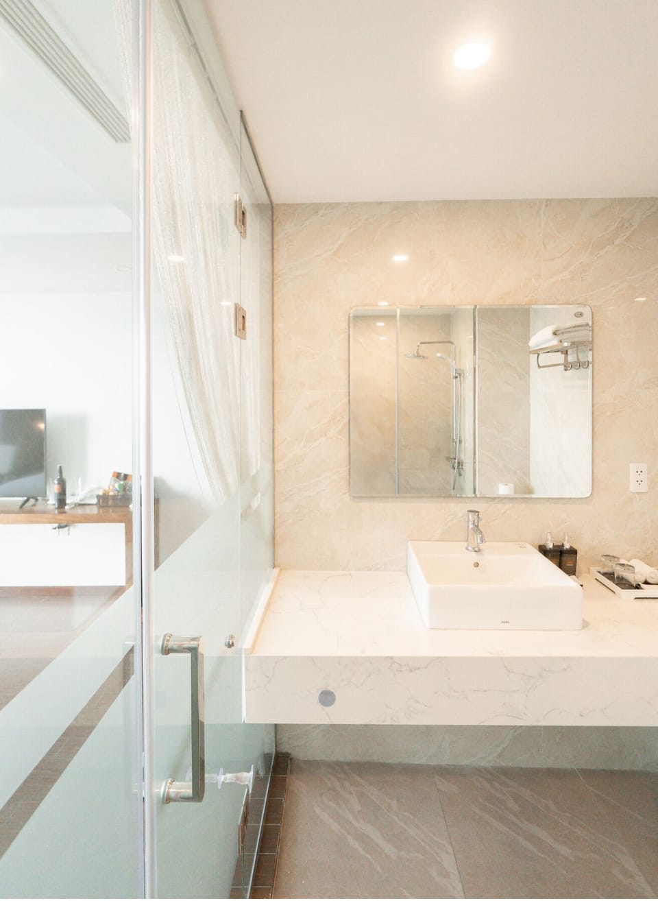 Standard Room | Bathroom | Shower, rainfall showerhead, hair dryer, slippers