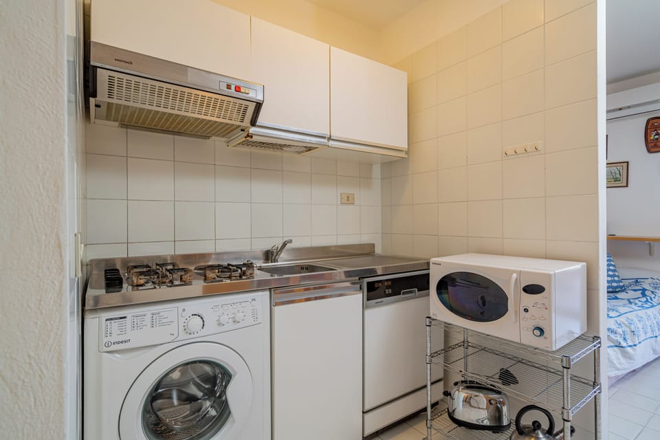 Apartment | Private kitchen | Electric kettle, toaster