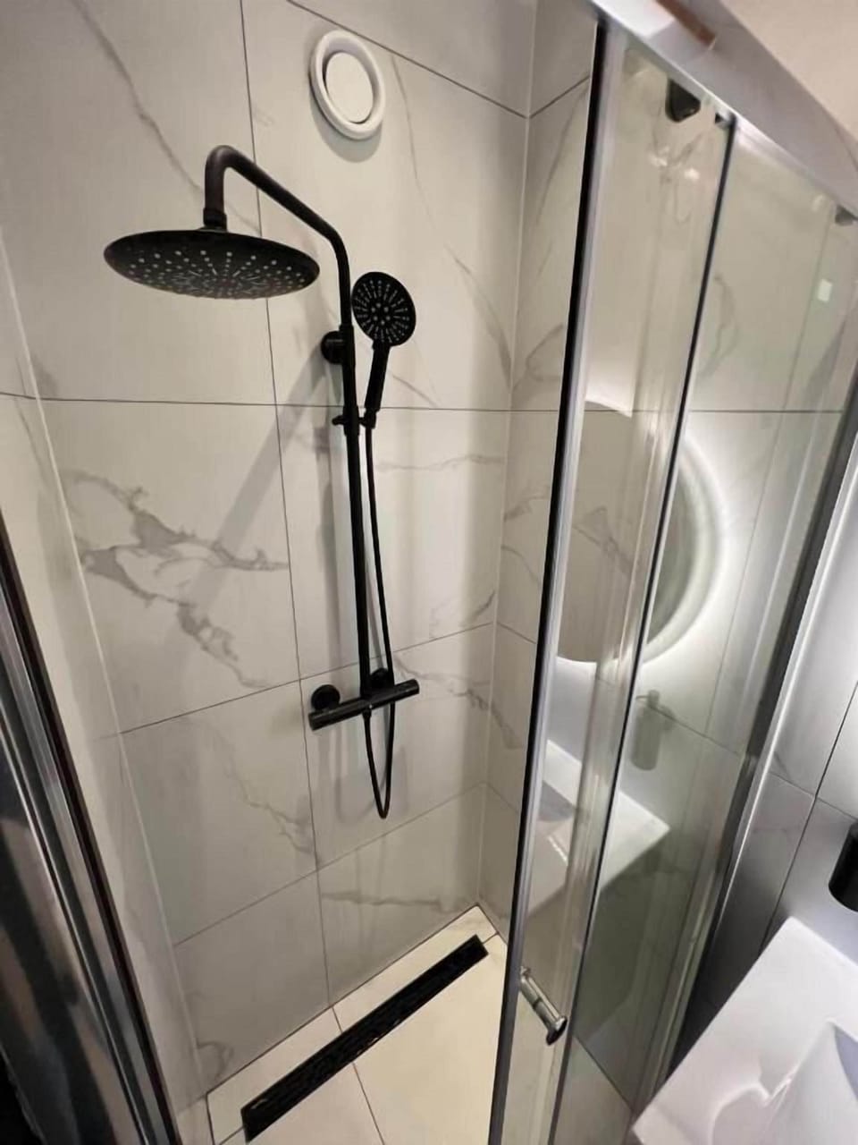 Standard Double Room | Bathroom | Hair dryer, towels, soap, shampoo
