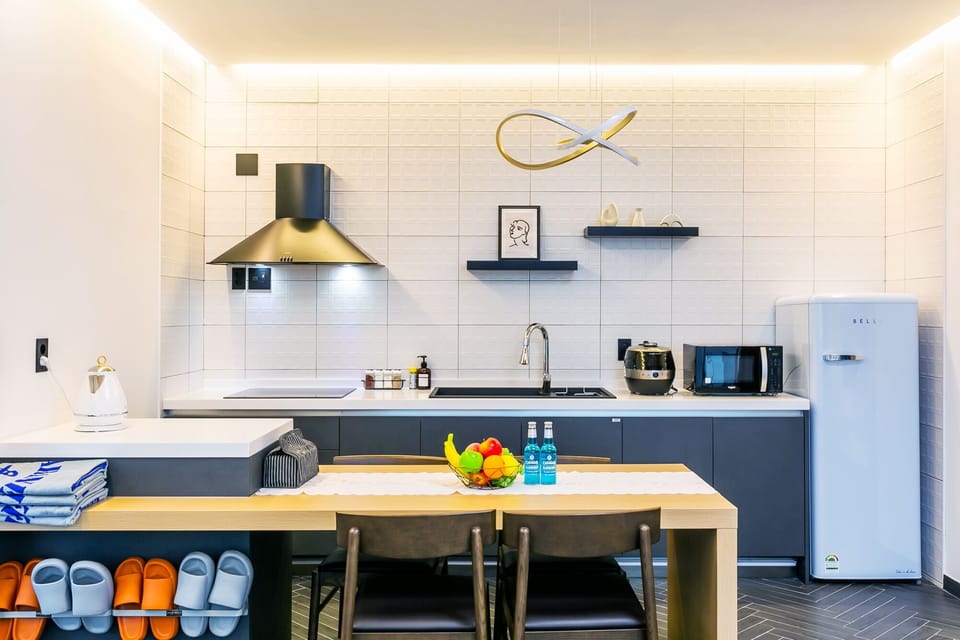 30py Ocean Pool Spa | Private kitchen | Fridge, microwave, cookware/dishes/utensils, dining tables