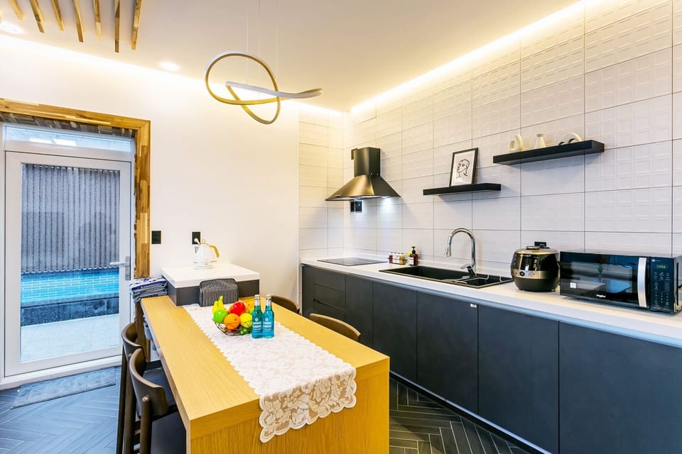 30py Ocean Pool Spa | Private kitchen | Fridge, microwave, cookware/dishes/utensils, dining tables