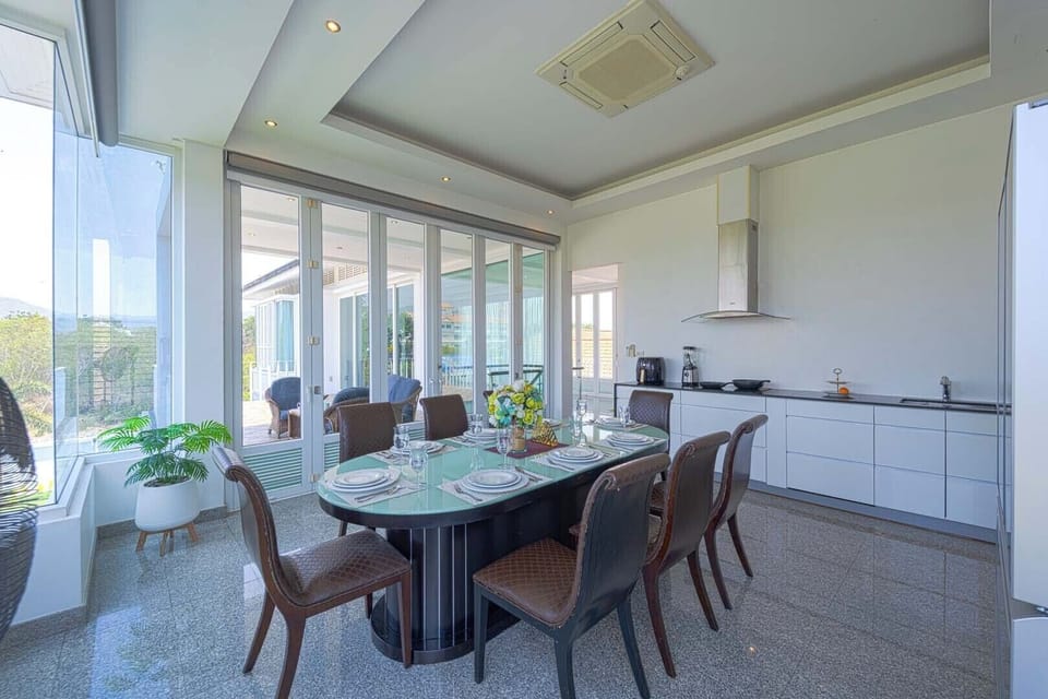 Executive Villa, Pool View | Dining room