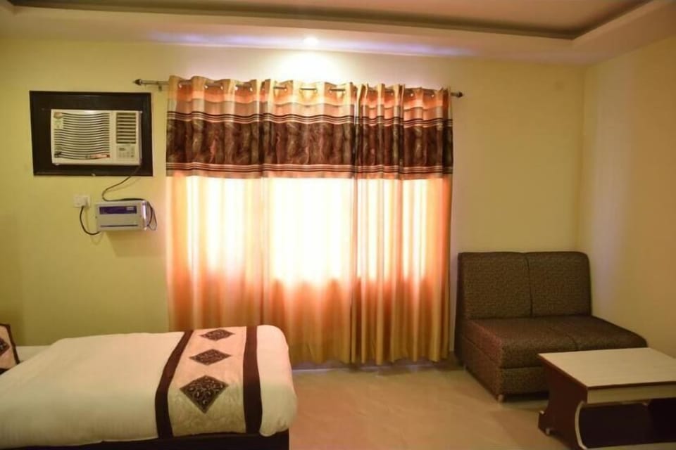 Deluxe Room | Individually furnished, desk, laptop workspace, free WiFi