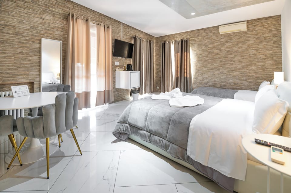 Classic Suite, Balcony, River View | Down comforters, minibar, in-room safe, desk