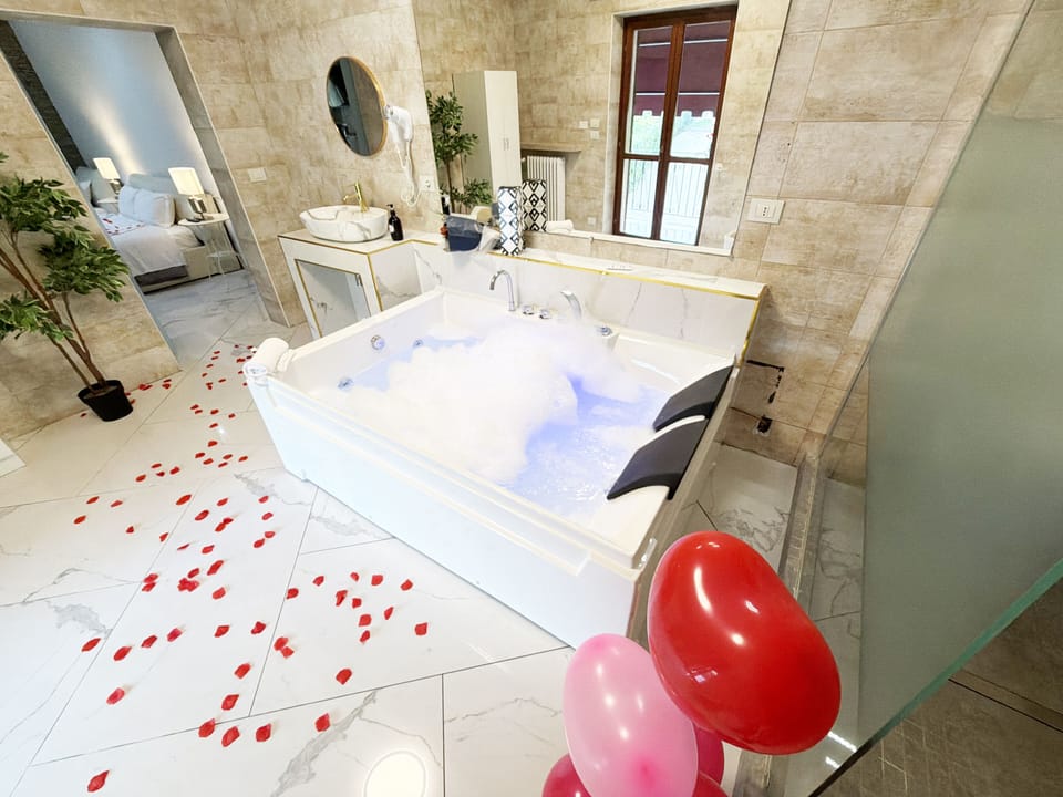 Classic Suite, Balcony, River View | Bathroom | Shower, rainfall showerhead, hair dryer, bidet