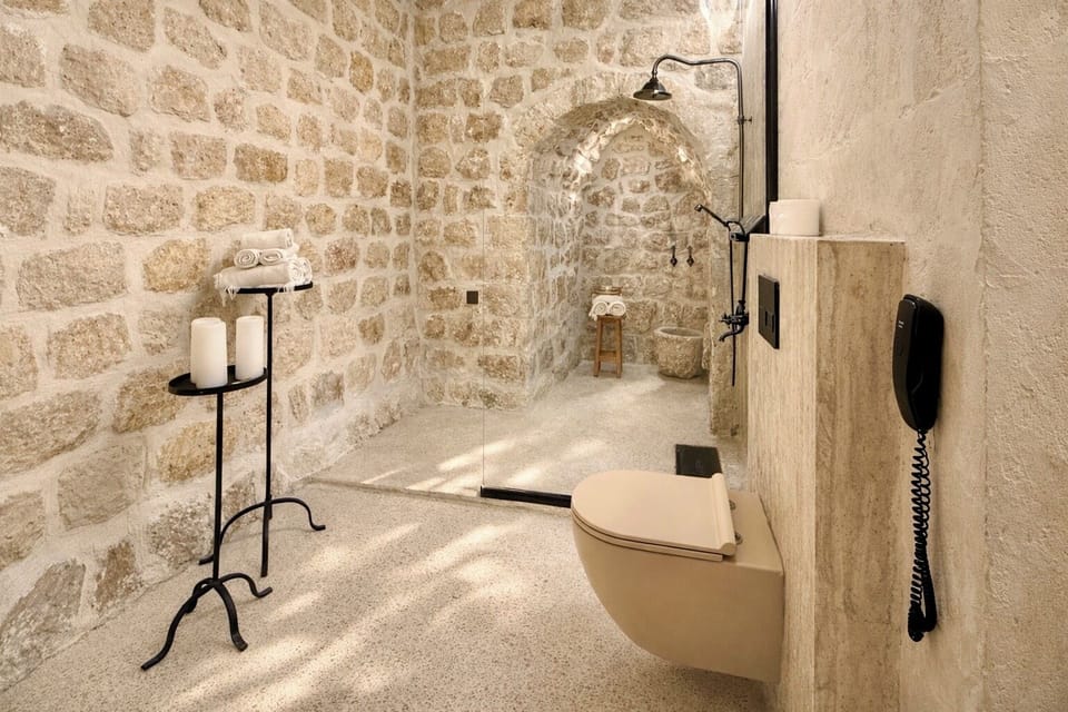 Deluxe Room, Courtyard View | Bathroom | Hair dryer, slippers