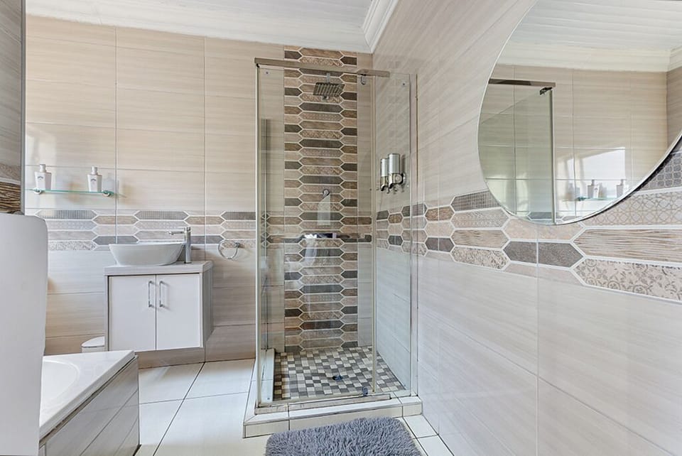 Deluxe Double Room | Bathroom | Towels, soap, shampoo, toilet paper