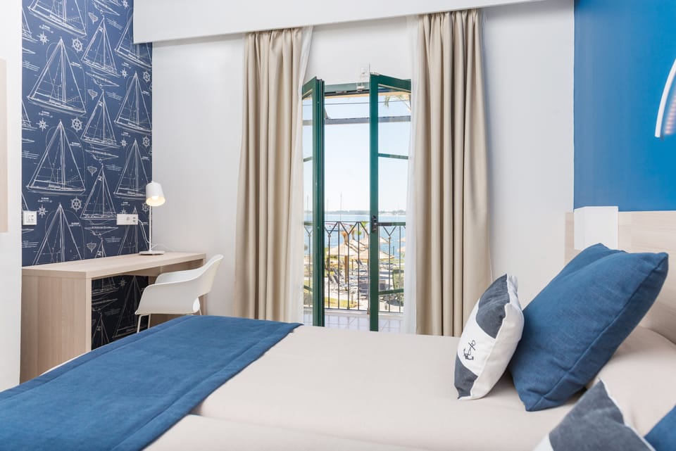 1 bedroom, minibar, desk, blackout drapes
