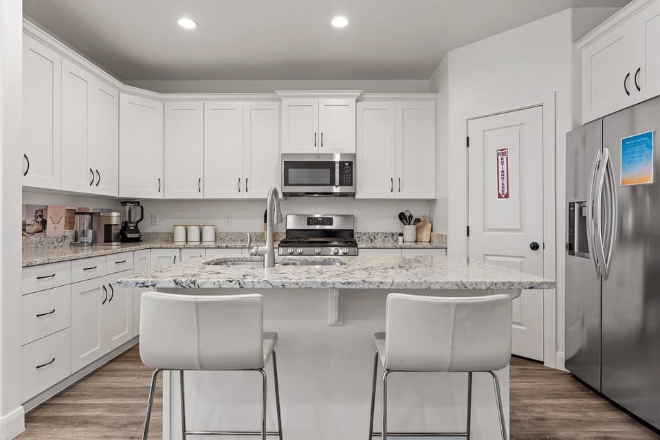 Townhome, 3 Bedrooms | Private kitchen | Fridge, oven, coffee/tea maker, toaster