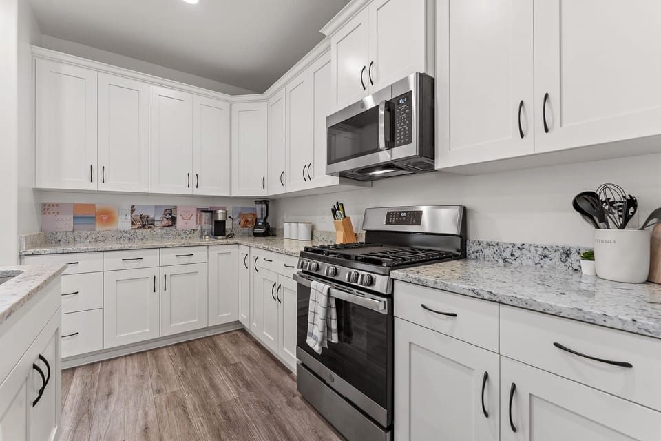 Townhome, 3 Bedrooms | Private kitchen | Fridge, oven, coffee/tea maker, toaster