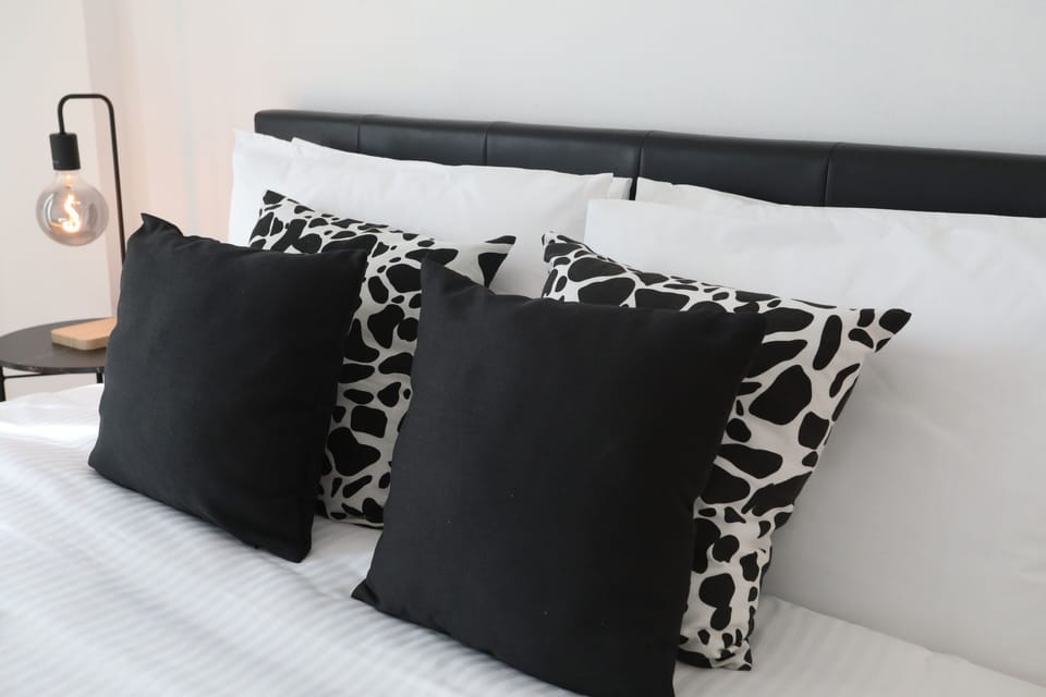 Luxury Apartment | 1 bedroom, in-room safe, blackout drapes, iron/ironing board