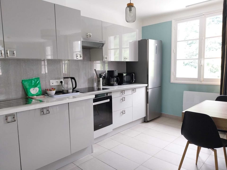 T4 - 9 pers. Centre et Thermes - Vue montagne | Private kitchen | Full-size fridge, microwave, oven, stovetop