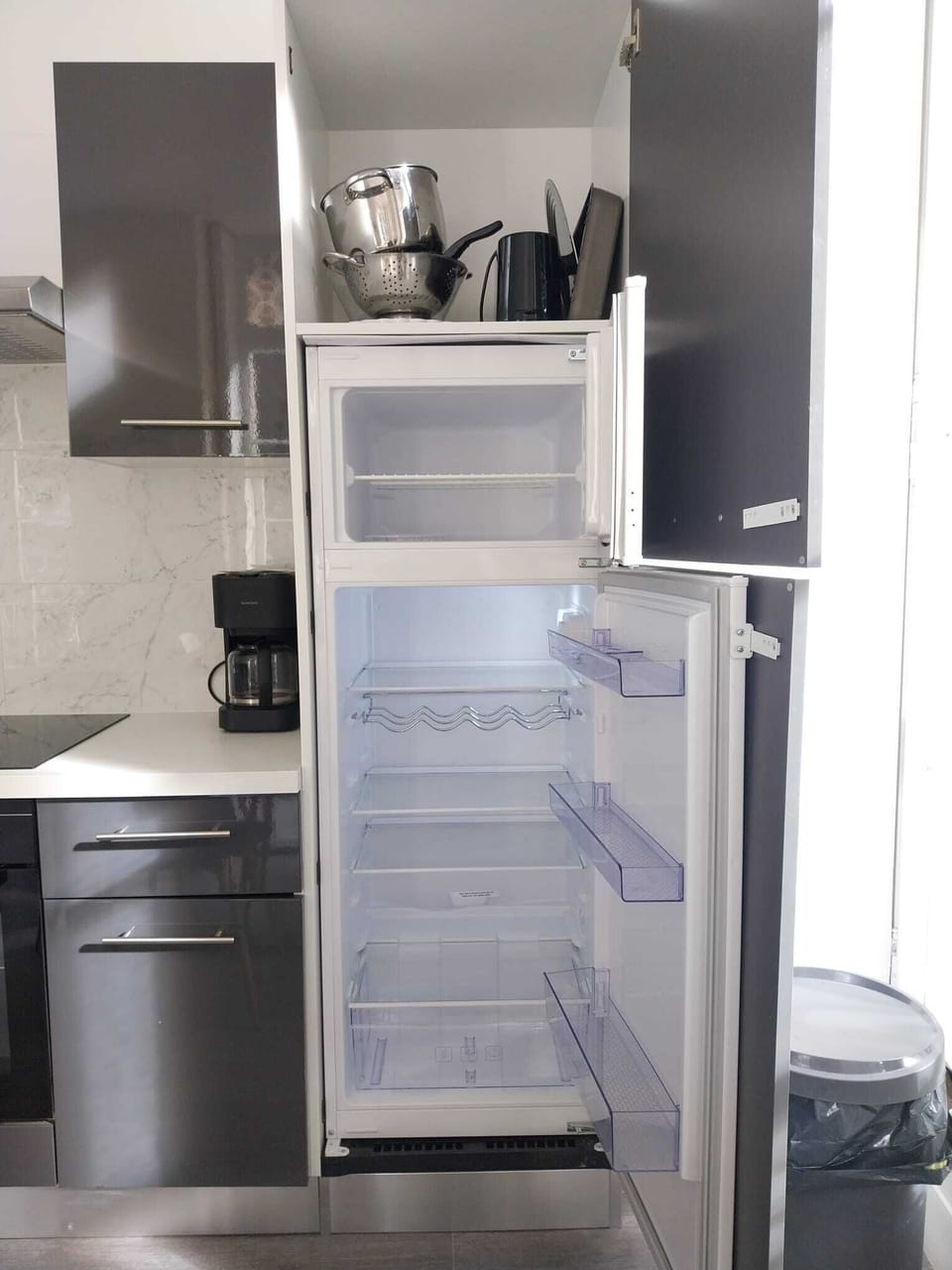 T2 - 5 pers. Centre et Thermes | Private kitchen | Full-size fridge, microwave, oven, stovetop