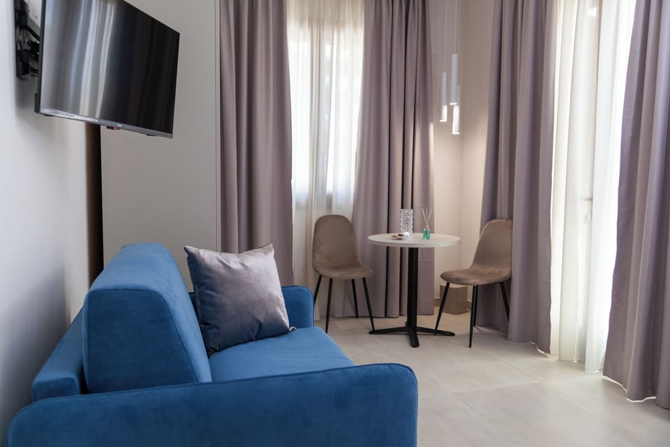 Deluxe Room | Minibar, in-room safe, soundproofing, free WiFi