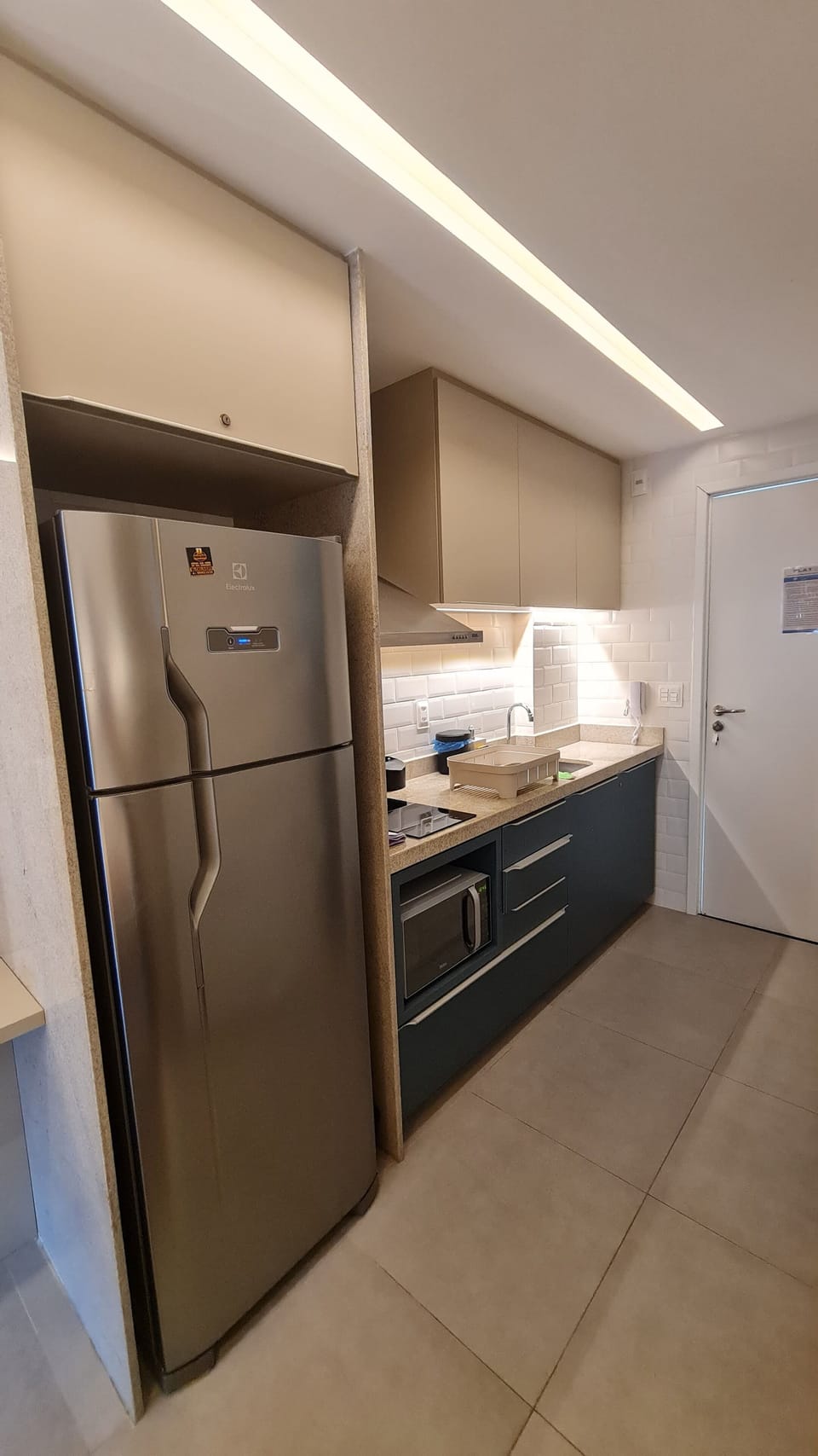 Microwave, stovetop, cookware/dishes/utensils