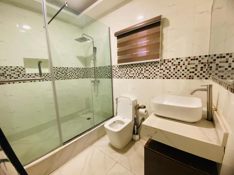 Royal Room | Bathroom | Shower, towels, soap, toilet paper