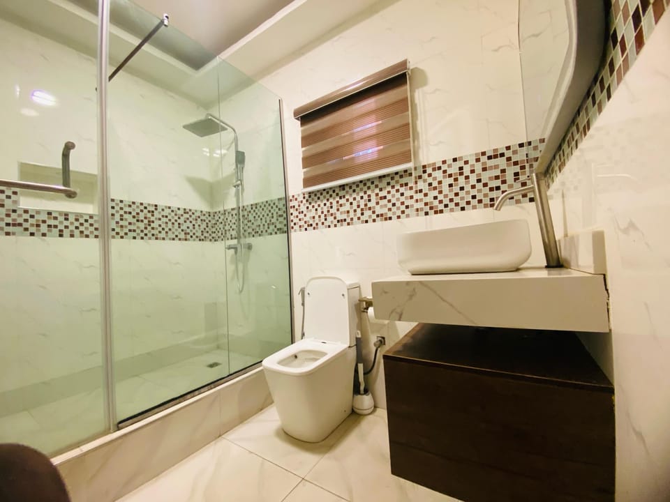 Royal Room | Bathroom | Shower, towels, soap, toilet paper